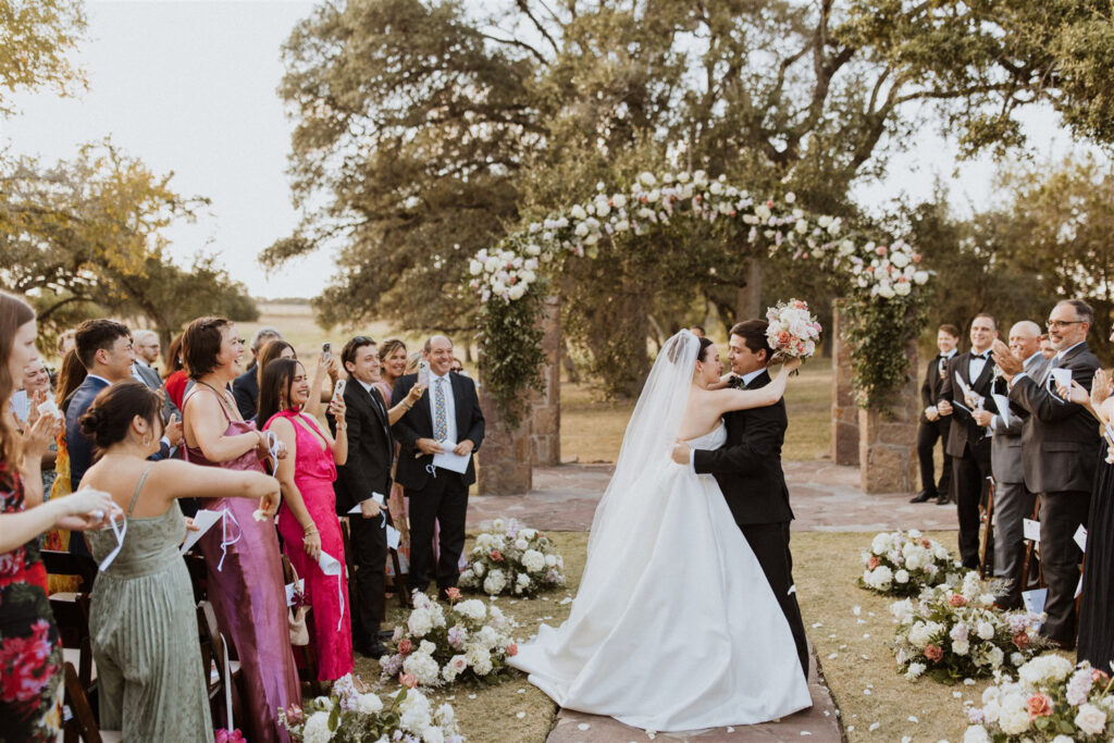 Romantic kiss moment showcasing 2025 wedding trends in ceremonies