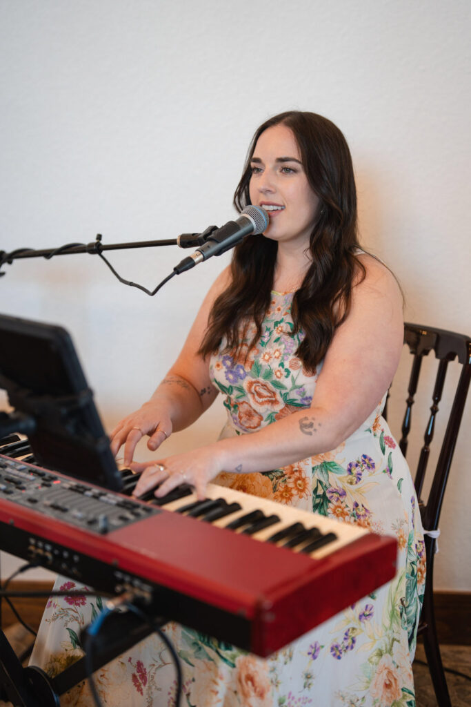 Live musician playing piano and singing, reflecting 2026 wedding trends in live entertainment