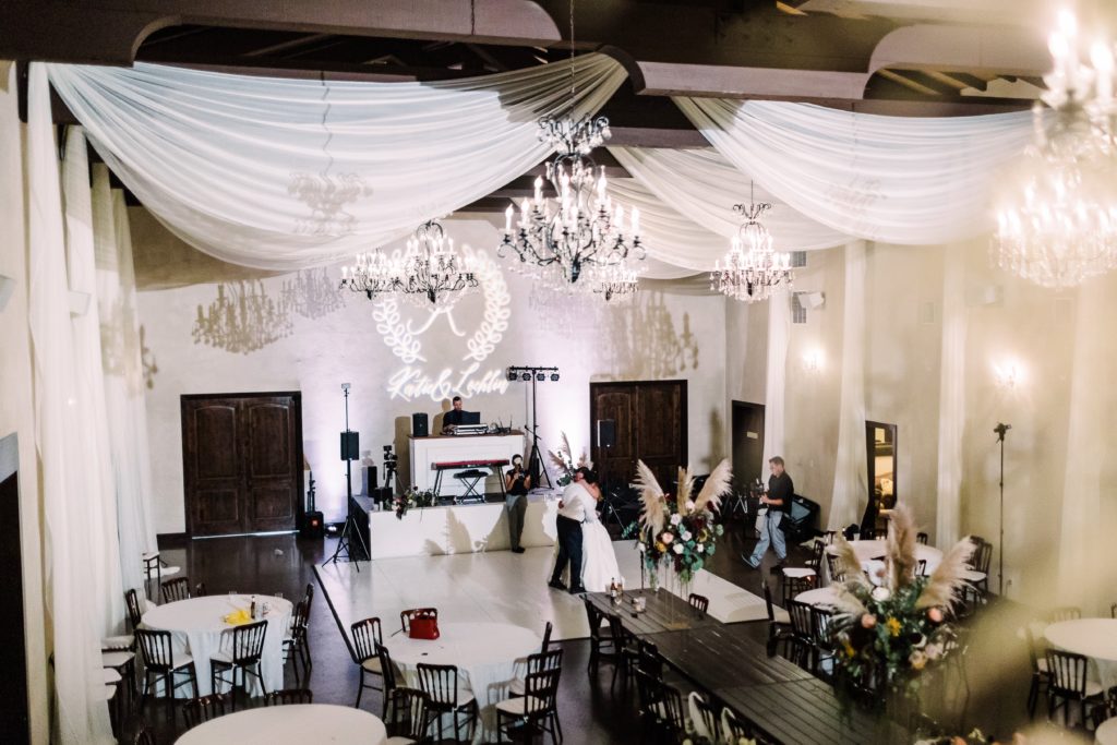 2023 wedding trends show a couple's private last dance at Texas wedding venue