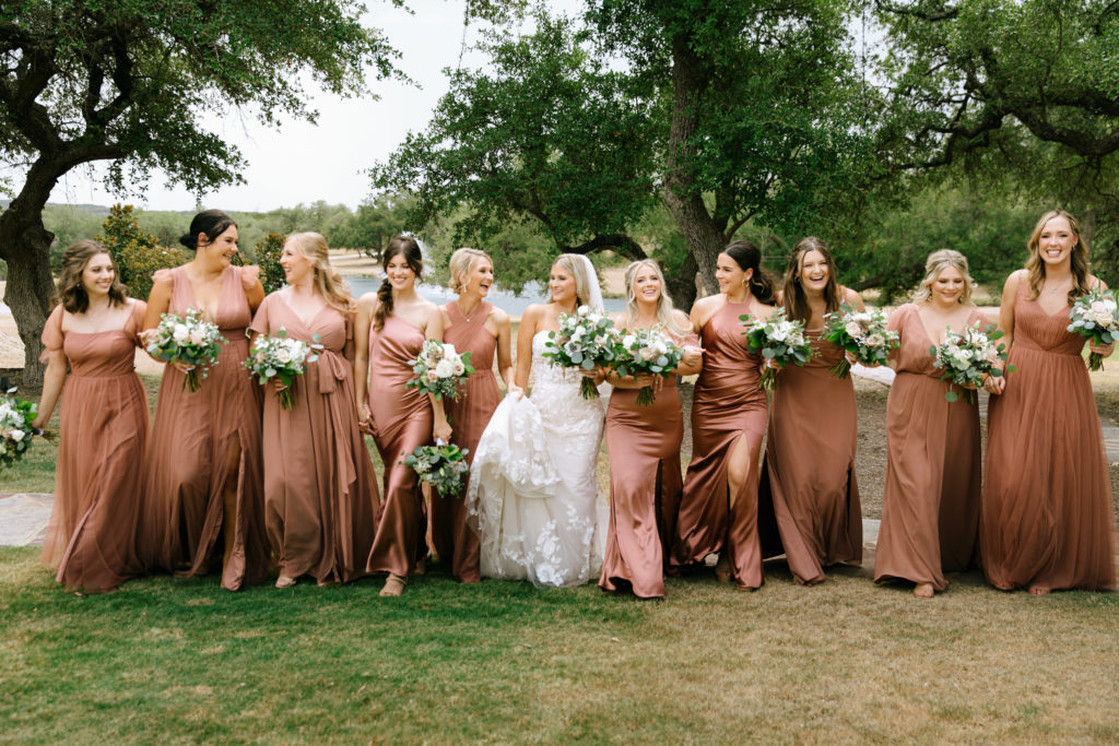 bridal party photos as a part of wedding details